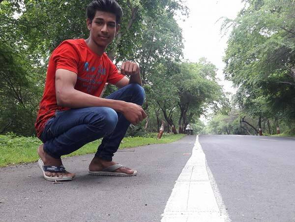 પ્રેમસંબંધ આગળ વધતા મોનિકાએ રિકેશ સામે લગ્ન કરવા માટે પ્રસ્તાવ મુક્યો હતો. જોકે, રિકેશે એક ઝાટકે લગ્નનો ઇન્કાર કરી દીધો. ત્યારે મોનિકાએ કહ્યું કે, તે લગ્ન નહીં કરે તો હું જીવી નહીં શકું, તેમ જણાવ્યું હતું. જેના જવાબમાં રિકેશે મોનિકાને કહ્યું હતું કે, કોઇ કીસી કે લીયે નહીં મરતા. આમ, પ્રેમીએ લગ્નનો ઇનકાર કરતાં મોનિકા ભાંગી પડી હતી.