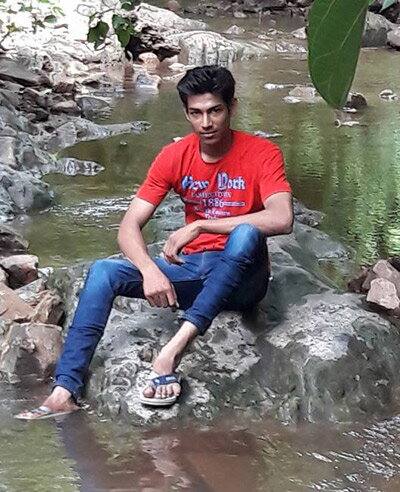 આ પછી મોનિકાએ બુધવારે બપોર બાદ પોતાના ત્રણ માળના મકાનના બીજા માળે પંખાની બાજુના હુકમાં પોતાની જ સાડીથી ફાંસો ખાઇ જીવાદોરી ટુંકાવી લીધી હતી અને આપઘાત કરતા પહેલાં રિકેશે લગ્નનો ઇન્કાર કરતા પહેલાં બોલેલા શબ્દો કંડારતી ચિઠ્ઠી લખી હતી. પાણીગેટ પોલીસે પ્રેમિકાએ આપઘાત કરતા પહેલાં પ્રેમીને સંબોધન કરતી લખેલી અંતિમ ચિઠ્ઠી કબજે કરી આપઘાતનો ગુનો નોંધી કાર્યવાહી હાથ ધરી છે.