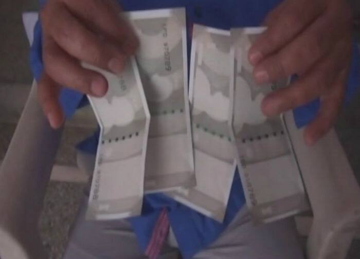 મધ્યપ્રદેશના ચંબલ વિસ્તારમાંથી એસબીઆઇના એટીએમમાંથી ગાંધીજીની તસવીર વગરની રૂપિયા ૫૦૦ની નોટ નીકળી હતી, જે જોઈને નાણાં કાઢનારા નાગરિક ચોંકી ગયા હતા. મુરૈના જિલ્લામાં એસબીઆઇના બ્રાંચમાંથી આ નોટો નીકળી હતી. ગોવર્ધન શર્મા નામનો રહેવાસી એસબીઆઇના એક એટીએમ પર ગયો તો ત્યાંથી તેને જે નોટ મળી તેની પર ગાંધીજીની તસ્વીર ન હતી.