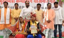 નવવધૂને મંત્રીએ આપી ‘ધોકા’ની ભેટ, કારણ જાણીનો ચોંકી જશો