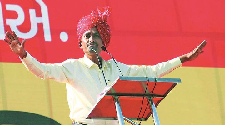 અલ્પેશે કહ્યું કે, માતાજીના આશીર્વાદ મળશે તો દિલ્હીની ગાદી સર કરતાં પણ કોઇ નહીં રોકી શકે અને સમાજનો વિકાસ કરવાની માતાજી શક્તિ આપે. સમાજને એ દિશામાં લઇ જવો છે, જેમાંથી કલેકટર, એસપી, ધારાસભ્ય બને. આ સ્વપ્નો લઇને નીકળ્યો છું. ગુજરાતમાં આપણી સરકાર આવશે તો માતાજીને તોરણ ચઢાવવા જરૂર આવીશ.