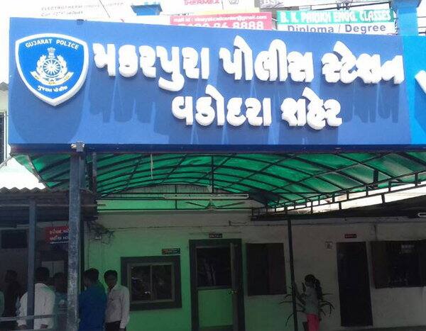 દીકરી પર પોતાના જ પતિએ નજર બગાડી હોવાનું બહાર આવતાં માતા દીકરીને લઈને મકરપુરા પોલીસ સ્ટેશન પહોંચી હતી અને દીકરીને ગર્ભવતી બનાવનાર હવસખોર પતિ સામે ફરિયાદ નોંધાવી હતી. મકરપુરા પોલીસે યુવતીને ફરિયાદને આધારે બળાત્કાર ગુજારનાર તેના પિતાની અટક કરીને વધુ કાર્યવાહી શરૂ કરી છે.