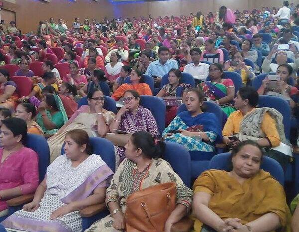 આ સ્કીમ હેઠળ મોબાઈલ સાથે ટફન ગ્લાસ, કવર તથા એક વર્ષનો વીમો વિનામૂલ્યે અપાશે. આવતા છ માસમાં ૧ લાખથી વધુ યુવતી-કન્યાઓને આ સ્કીમનો લાભ આપવામાં આવશે. આ સ્કીમ હેઠળ મુખ્યમંત્રી વિજય રૂપાણી અને તેમના પત્ની અંજલિબેનના હસ્તે આજે યોજનાની શરૂઆત કરાઈ હતી. 