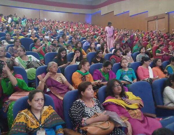 એસજી હાઈવે નજીક દિનદયાળ ઓડિટોરિયમમાં યોજાયેલા આ કાર્યક્રમમાં કેન્દ્રીય રેલવે પ્રધાન સુરેશ પ્રભુ, પુરૂષોત્તમ રૂપાલા, ઈશ્વરભાઈ પટેલ સહિત ભાજપના આગેવાનો સાથે મોટી સંખ્યામાં મહિલાઓ ઉપસ્થિત રહ્યાં હતાં. આ યોજનાનો લાભ લેવા માટે બેંકનો સંપર્ક કરવાની વિનંતી કરાઈ છે.