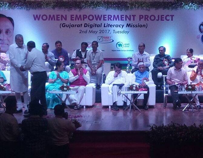 મહિલા સશક્તિકરણના પ્રોજેક્ટ અંતર્ગત શરૂ થયેલી આ યોજનામાં સેમસંગ મોબાઈલના ચાર અને ટેબ્લેટના ત્રણ મોડેલ ઓફર કરાશે. મહિલાઓ આ સ્માર્ટ ફોન-ટેબ્લેટ માત્ર રૂપિયા ૧,૦૦૦ના ડાઉન પેમેન્ટથી મેળવીને બાકીના પૈસા સાત માસના હપ્તામાં ૧ ટકા વ્યાજ સાથે ભરી શકશે.