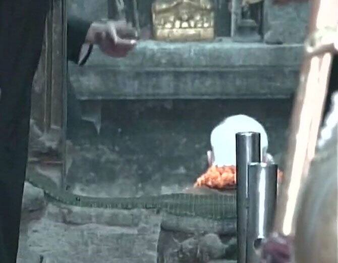  શિવ યોગીઓથી લઈને રાજયોગી સુધી ભગવાન શિવના ધામમાં પહોંચી ગયા છે અને કપાટ ખુલવાની જ રાહ જોઈ રહ્યા છે. પીએમ મોદીએ જે રીતે ચૂંટણી દરમિયાન કાશી વિશ્વનાથ મંદિરમાં રૂદ્રાભિષેક કર્યો હતો ઠીક એ જ રીતે પ્રધાનમંત્રી મોદી કેદારનાથ મંદિરમાં પણ રૂદ્રાભિષેક કરવાના છે.