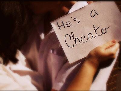 પોલીસે પરસ્ત્રી સાથે રહેતા મહેશની ધરપકડ કરી કાયદેસરની કાર્યવાહી હાથ ધરી છે. આ બનાવની વધુ તપાસ ફતેગંજ પોલીસ મથકના એ.એસ.આઇ. ચંદુભાઇ કરી રહ્યા છે.