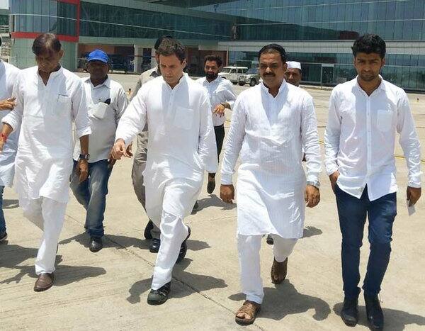 રાહુલે તેમને આ વખતે અન્યાય નહીં થાય તેવું આશ્વાસન આપ્યું હતું. સાથે સાથે રાહુલ ગાંધીએ એવી મજાક પણ કરી હતી, મેરા ફોટો દિખાકર તુમ તો ઔરોં કો ડરાઓગે નહીં ના ? રાહુલ ગાંધીની આ મજાક સાંભળીને સૌ હસી પડ્યા હતા. રાહુલ આ વખતે સ્થાનિક નેતાઓ સાથે જ એરપોર્ટથી બહાર આવ્યા હતા. 
