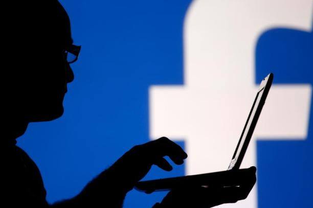 યુવકે તસવીરો ફેસબૂક પર મૂક્યા પછી આ તસવીરો યુવતીના પિતા અને મામાને પણ મોકલી આપી હતી. જે તસવીરો મળતા યુવતીનો પરિવાર રાવપુરા પોલીસ સ્ટેશને પહોંચ્યો હતો અને યુવક વિરુદ્ધ ફરિયાદ કરતાં પોલીસે યુવકની ધરપકડ કરી હતી. પોલીસ તપાસમાં બંને વચ્ચે અગાઉ પ્રેમસંબંધ હોવાનું અને આ સંબંધ તૂટ્યા પછી યુવકે બદલો લેવા માટે આ કૃત્ય કર્યાનું સામે આવ્યું છે.