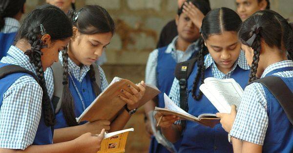 શાળા સંચાલકોએ 100 રૂપિયાના સ્ટેમ્પ પેપર ઉપર સોગંદનામું કરીને આગામી 24 દિવસમાં અરજી કરી દેવી પડશે, જેમાં શૈક્ષણિક વર્ષમાં ઉઘરાવાતી 21 પ્રકારની ફીની આવક જાહેર કરવી પડશે. આ આવકમાં ટ્યૂશન ફી, ટર્મ ફી, લાઇબ્રેરી ફી, ડિપોઝિટ, જિમખાનાની ફી, કોશનમની, પરીક્ષા ફી એડમિશન ફી, યોગ અને પીટીસી, બુક, યુનિફોર્મ, શુઝ,કમ્પ્યૂટર ફી, ટ્રાન્સપોર્ટેશન ફી, નાસ્તો કે જમવાની ફી. આ સિવાયના હેડની લેવાતી ફી ઉપરાંત સરકારી ગ્રાંટ મળી હોય તો તેની આવકનો દાખલો પણ તેમાં રજૂ કરવો પડશે.