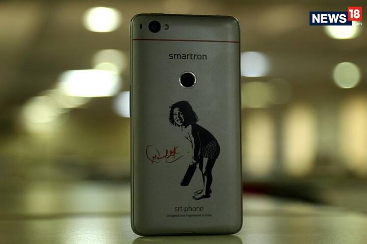 Smartron srt.phoneનો રિયર કેમેરા 13MPનો છે જેમાં PDAF ફીચર પણ છે. સેલ્ફી માટે તેમાં 5MPનો કેમેરા છે. srt.phone સ્માર્ટફોનમાં સ્ટોક એન્ડ્રોઈડ યૂઆઈ અને કંપનીના ટ્રોનએક્સ એપ સુીટની સાથે ઓપરેટિંગ સિસ્ટમ એન્ડ્રોઈડ 7.1.1 નૂગા આપવામાં આવી છે. 