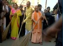 CM યોગીએ ઉઠાવ્યું ઝાડૂ, લખનઉમાં ગંદી વસાહતમાં કરી સફાઇ