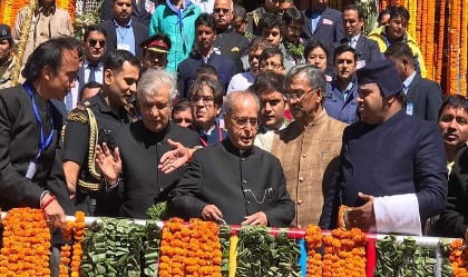 નવી દિલ્હીઃ ચાર ધામની યાત્રામાંના એક ભગવાન બદ્રીનાથ મંદિરના કપાટ ખુલી ગયા છે. આ સાથે રાષ્ટ્રપતિ પ્રણવ મુખર્જીએ અહીં પૂજા-અર્ચના કરવા પહોંચ્યા હતા. મંદિરના કપાટ સવારે 4:15 વાગ્યે ખુલ્યા હતા. આ અવસર પર હજારો લોકોએ ભગવાનના દર્શન કર્યા હતા.