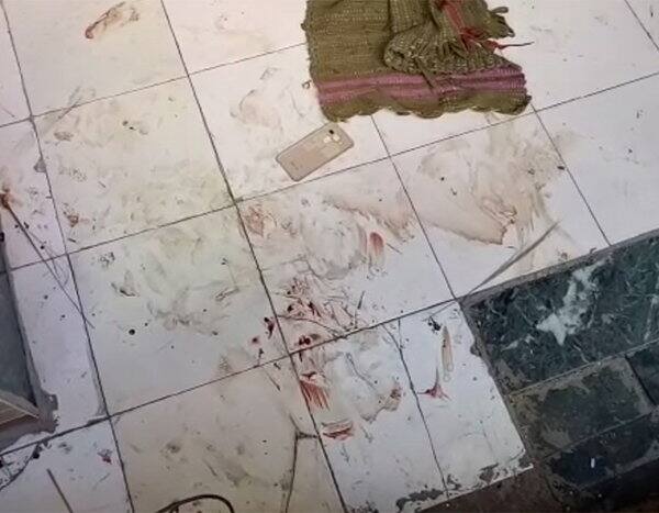 ડીંડોલી વિસ્તારમાં રહેતી અર્ચના મનોજ પાટીલ(ઉ.વ.આ.30)ને તેના સસરા આત્મારામ રતન પાટીલ સાથે ગઈ કાલે સવારે દસ વાગ્યે દરવાજો ખખડાવવા બાબતે ઝઘડો થયો હતો. ઉશ્કેરાયેલા સસરા આત્મારામ પાટીલે ઘરની બહાર જ વહુ પર હુમલો કર્યો હતો અને ઉપરા ઉપરી ચારેક ચપ્પુના ઘા ઝીંકી દઈને હત્યા કરી નાખી હતી. 