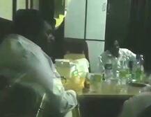 વડોદરાઃ વોર્ડ ઓફિસમાં દારૂની મહેફિલ માણતા અધિકારીઓ ઝડપાયા,કેમેરો જોઇ મોં છૂપાવવા લાગ્યા