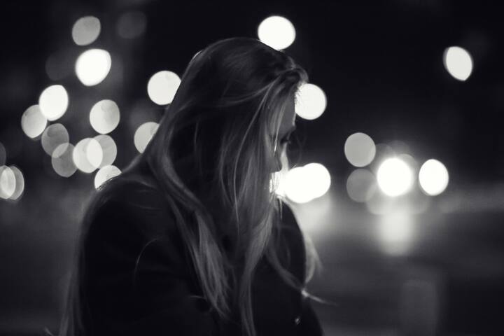 અમદાવાદની અનિતા(નામ બદલેલ છે) નામની યુવતી હૈદરાબાદમાં નર્સિંગનો કોર્ષ કરતી હતી. ત્યાં એક બહેનપણી દ્વારા નડિયાદના રવિ મેકવાન સાથે ઓળખાણ થઇ હતી. રવિ અને મોનિકા ફેસબુક અને ફોન દ્વારા એકબીજાની નજીક આવ્યા હતાં. ત્યારે રવિએ મોનિકાને કહેલું કે તે એન્જીનીયર છે. અને સારી આવક ધરાવે છે.