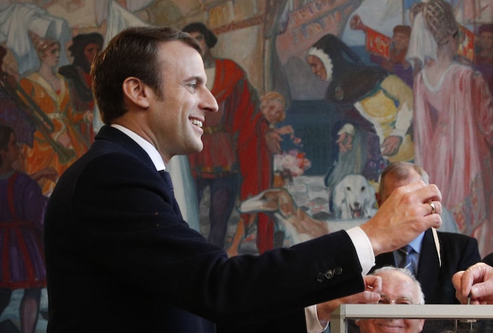 French President Emmanuel Macron slapped again video goes viral, Watch Emmanuel Macron: అధ్యక్షుడిని అలా కొట్టేసిందేంటి? వైరల్ వీడియో!