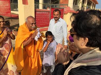 મુંબઇના ભાવસાર પરિવારના યજમાન પદે સોમનાથ યજ્ઞશાળા ખાતે અતિરૂદ્ર યજ્ઞ ચાલી રહ્યો છે. ત્યારે મુંબઇના ભાવસાર પરિવારને ગોવિંદાજીએ મળી શુભકામના પાઠવી હતી.