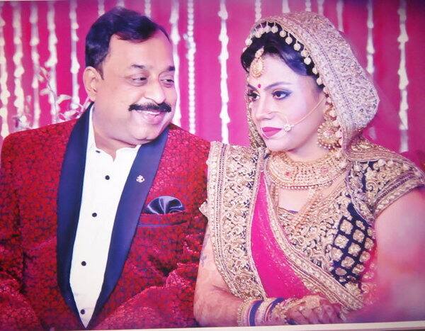 એક રિપોર્ટ પ્રમાણે, સંજયે પોતાને અપરણિત ગણાવી મોનિકા સાથે લગ્ન કર્યા હતા. 20 એપ્રિલ 2016ના બંનેના લગ્ન થયા અને પછી સંજય પત્નીને હનીમૂન માટે સિંગાપુર લઈ ગયો.