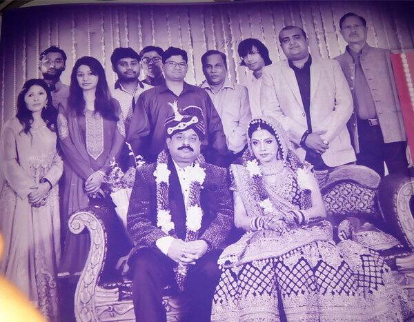દરમિયાન સંજયના એક મિત્ર મારફતે મોનિકાને જાણ થઇ કે સંજય અગાઉથી પરણિત છે. જેને લઇને મોનિકા અને સંજય વચ્ચે વારંવાર ઝઘડાઓ થવા લાગ્યા.સંજય અને મોનિકા બેંગકોકની હોટલમાં હતા ત્યારે સંજય અન્ય મહિલાને રૂમમાં લઇને આવ્યો હતો જેને લઇને બંન્ને વચ્ચે વિવાદ થયો હતો. 
