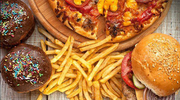 Health Tips: रात में भूलकर भी न खाएं ये चीजें, वरना तेजी से बढ़ने लगेगी पेट की चर्बी