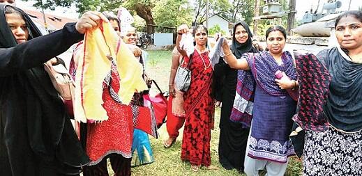 યુવતીએ કહ્યું કે, વિરોધ કરવા છતાં એક્ઝામ સેન્ટરના અધિકારીઓએ તેના આંતરવસ્ત્ર ઉતારવા માટે દબાણ કરવામાં આવ્યું. યુવતીની માતાએ જણાવ્યું કે, મારી દીકરી પહેલા સેન્ટરની અંદર ગઈ અને પછી બહાર આવીને પોતાની બ્રા મને આપી ગઈ. બાળકો સાથે આટલી અપમાનજનક વ્યવહાર માટે પરિવારે કેન્દ્રના અધિકારીઓ વિરૂદ્ધ કાર્રવાઈની માગ કરી છે.