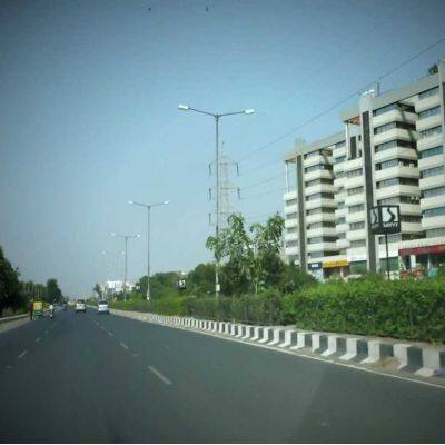 જ્યારે સેકટર-પ-ર૧-ર૪માં ગ્રાઉન્ડ ઉપરાંત બે માળ વધુની પરવાનગી મળશે. ૭પ૦ ચો.મી. સુધીની ઇમારત રપ મીટર રાખી શકાશે અને રોડ સાઇડ માર્જિન ૬ મીટર હોય તો ઇમારતની ઉંચાઇ ૪પ મીટર સુધી રાખી શકાશે. આ અંગે ગુડાના ચેરમેન આશિષ છોએ જણાવ્યું હતું કે ગુડાના નવા વિકાસ પ્લાનથી અમદાવાદ-ગાંધીનગરને બે નવા રિંગરોડ મળતાં ટ્રાફિક સરળ થશે. લોકોનાં ઘરના ઘરની તકો વધશે અને ઇન્ડસ્ટ્રિયલ ઝોન ઉમેરાતા રોજગારીની તકો વધશે.