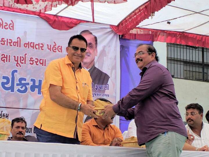 શહેર ભાજપ પ્રમખે પક્ષના વોટસએપ ગૃપમાં કરેલી જાતિવિષયક ટિપ્પણીથી વિવાદનો મધપુડો છંછેડાયો છે. ચોકકસ જ્ઞાતિ વિશે કરેલી ટીપ્પણીથી ગૃપના અન્ય સભ્યો નારાજ થયાં હતાં અને તેમણે શહેર પ્રમુખને માફી માંગવા જણાવ્યું હતું પણ તેઓ માફી માંગ્યા સિવાય ગૃપમાંથી લેફટ થઇ ગયાં હતાં.