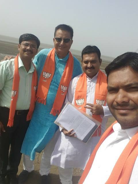  રાજયમાં વિધાનસભાની ચૂંટણીના પડઘમ વાગી રહયાં છે તેવામાં અંકલેશ્વર શહેર ભાજપ પ્રમુખ ચોકકસ જ્ઞાતિ સામે ટીપ્પણી કરી વિવાદમાં ફસાયા છે. ભાજપના વોટસએપ ગૃપમાં તેમણે ગઇકાલે 