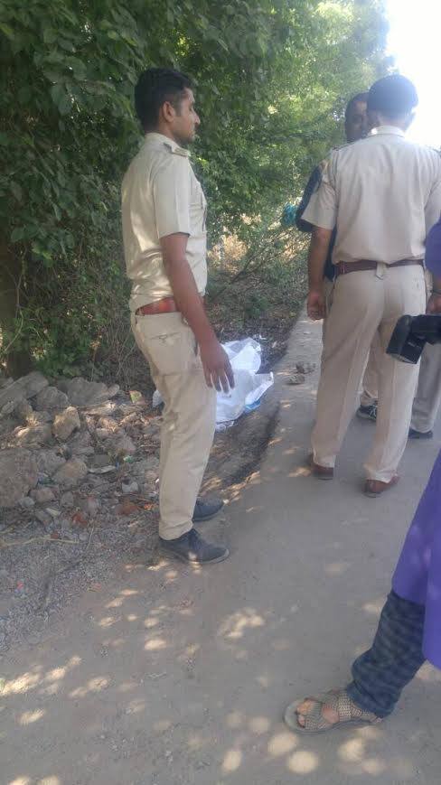 એ પછી પવને અનિલને કહ્યું હતું કે, ‘તું મારી પત્નીની છેડતી કરે છે આજે તારી ખેર નથી’. તેણેપત્ની પ્રિયંકા સામે જ અનિલ સાથે બે વાર સૃષ્ટિ વિરૂધ્ધનું કૃત્ય આચરી અકુદરતી સેક્સ માણ્યું હતું. દરમિયાનમાં પ્રિયંકા માર્બલની પટ્ટી લઈ આવી હતી અને અનિલના ગુદા માર્ગમાં નાંખી દેતાં તે તરફડવા માંડ્યો હતો.