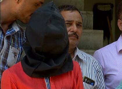 ત્યાર બાદ પ્રિયંકા ઈંટ અને પથ્થર શોધી લાવી અને દંપતીએ અનિલના માથામાં ફટકા મારી હત્યા કરી હતી. એ પછી બંને ટ્રેક્ટરમાં અનિલની લાશને લઈ ગયાં હતાં અને રસ્તા પર ફેંકીને ફરાર થઈ ગયાં હતાં. જો કે તેમની અનિલ સાથેના નિકટતાના કારણે તેમનો ભાંડો ફૂટી ગયો અને પોલીસે તેમને ઝડપી લીધાં.