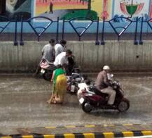 રાજકોટઃ કાલાવાડ રોડ પર વરસાદ પછી બાઇક થયા સ્લીપ, જુઓ તસવીરો