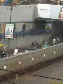 રાજકોટઃ કાલાવાડ રોડ પર વરસાદ પછી બાઇક થયા સ્લીપ, જુઓ તસવીરો