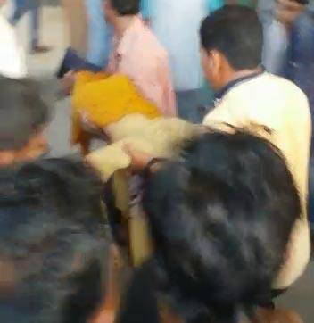 આ ઘટનામાં પૂર્વીનો પતિ અતુલ મૂળજીભાઇ ઘોડીયા (ઉ. 21) હજુ પણ લાપત્તા છે. તેની શોધખોળ ચાલું છે. માંગરોળ તાલુકાનાં શીલોદરની ધર્મિષ્ઠા મનજીભાઇ સોંદરવા (ઉ. 18), કાણેક ગામની જ હેતલ ગોવિંદભાઇ આમહેડા (ઉ. 22) અને તેની બે નાની બહેનો પૂર્વી (ઉ. 20) અને શીતલ (ઉ. 18) તેમજ એક યુવક સહિત ઘણાં મહેમાનો સાંજે ચોરવાડનાં સમુદ્રતટે ફરવા ગયાં હતાં. 