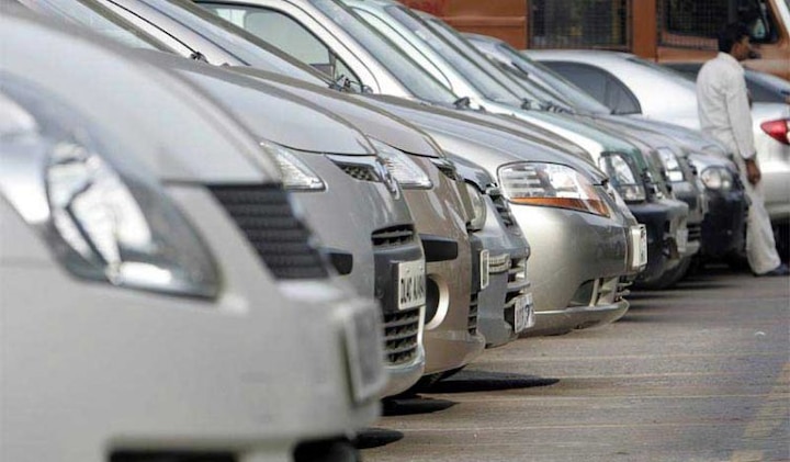 Vehicles sales slows drastically in April, 30 Percent downfall in sales वाहनों की बिक्री पर कोरोना की दूसरी लहर की मार, अप्रैल में गाड़ियों की बिक्री 30 फीसदी घटी