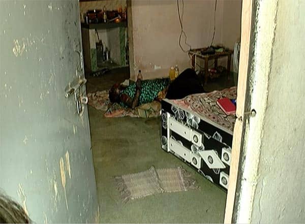 અમદાવાદઃ શહેરના નવા નરોડા ખાતે આવેલા એક ફ્લેટમાંથી 25 વર્ષીય યુવતીની વિકૃત હાલતમાં કોથળામાં પેક કરેલી લાશ મળી આવતાં ચકચાર મચી ગઈ છે. આસપાના રહીશોને ભયંકર દુર્ગંધ આવતાં તેમણે પોલીસને જાણ કરતાં ત્રણ દિવસ પહેલા હત્યા કરાયેલી યુવતીની લાશ મળી આવી હતી. ત્યારે પોલીસે આ દિશામાં તપાસ શરૂ કરી છે. આ યુવતીની હત્યાને લઈને અનેક તર્ક-વિતર્ક શરૂ થઈ ગયા છે.