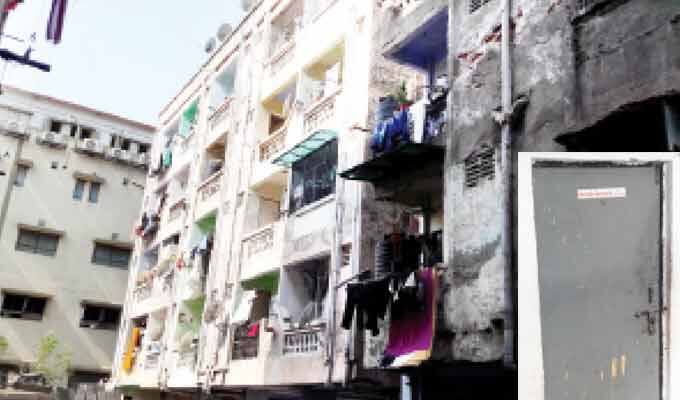 જોકે, હજુ સુધી આ યુવતી કોણ છે અને અહીં કેવી રીતે પહોંચી તે જાણી શકાયું નથી. હત્યારાઓએ યુવતીની ક્રુરતાપૂર્વક હત્યા કરીને લાશને કોથળામાં પેક કરી હતી. લાશ સગેવગે નહીં કરી શકાતાં ફલેટમાં જ મૂકી દીધી હોઈ શકે છે. યુવતીની હત્યા કેસમાં માયાના પતિની સંડોવણી સામે આવે તેવી શક્યતાઓ પોલીસ વ્યક્ત કરી રહી છે.