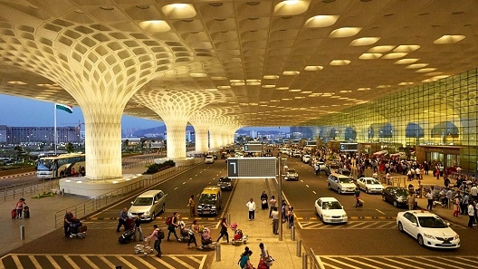Omicron Effect: मुंबई पहुंचे घरेलू यात्रियों को एयरपोर्ट पर दिखानी होगी कोरोना की निगेटिव रिपोर्ट, BMC का फैसला