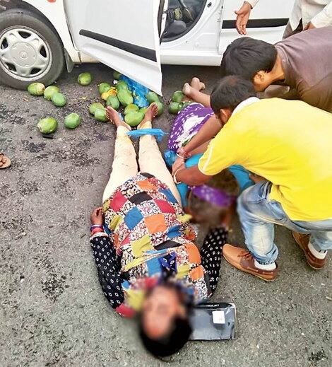 સુરત અમરોલી છપરાભાઠા હાઉસિંગ બોર્ડમા રહેતા અને સુરત પાલિકામાં પ્યુન તરીકે ફરજ બજાવતા નરેશ રણછોડ સોલંકી તેની પત્ની, માતા દીકરો , દીકરી અને બે બહેનો તથા ભાણેજ મળી આઠ સભ્યો મુંબઈ થાણા સબંધીને ત્યાંથી સુરત પરત ફરી રહ્યા હતા ત્યારે સવારે નેશનલ હાઇવે નં. 8 પર પારડી નજીક તેમની બીટ કાર નંબર જીજે 05 જે આર 5626નો કાબૂ કોઈ કારણસર ચાલક નરેશ સોલંકીએ ગુમાવતાં કાર ડિવાઈડર પર ચઢી ગઈ હતી.