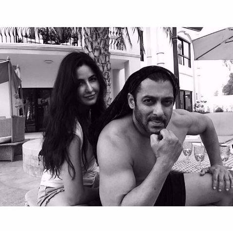 આ વાત અહીં પૂરી નથી આ પછી કેટરિનાએ પોતાના ઈંસ્ટા અકાઉંટ પર એક ફોટો શેર કર્યો છે. જેમાં તે બંને ઘણા નજીક બેઠા છે. અને તેને કોઈ કેપ્શન આપવામાં આવ્યું નથી. આ તસવીરમાં બંને સ્વિમીંગ પૂલ પાસે બેઠા છે. સલમાને બ્લેક શોર્ટ્સ પહેર્યુ છે. 