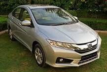 ગાંધીનગરઃ હોન્ડાસિટી કારમાં કપલ થઈ ગયું મસ્ત ને પોલીસ આવી પહોંચી, પછી શું થયું?