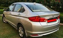 ગાંધીનગરઃ હોન્ડાસિટી કારમાં કપલ થઈ ગયું મસ્ત ને પોલીસ આવી પહોંચી, પછી શું થયું?