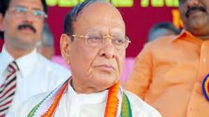 કોંગ્રેસ માટે બાપુ પક્ષમાં રહે એ જરૂરી છે. આ વર્ષનું ગુજરાતની વિધાનસભાની ચૂંટણી પોતાની ઇચ્છા મુજબ અને પોતાની સ્ટ્રૅટેજી મુજબ લડવા માટે કૉન્ગ્રેસ તૈયાર થાય એવી શંકરસિંહ વાઘેલાની ઇચ્છા છે, પણ કૉન્ગ્રેસ હજી એ માટે તૈયારી દેખાડતી ન હોવાથી ભાજપમાં તેમના ફરી પ્રવેશનાં દ્વાર પણ ખુલ્લાં રહેવા દીધાં છે.