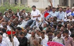 નીતિનભાઇએ એવા સંકેત આપ્યા હતા કે સરકાર આયોગ બનાવવા તૈયાર છે પરંતુ તેનું નામ પાટીદાર હોવું જોઇએ કે સવર્ણ આયોગ તે અંગે પાટીદાર આંદોલનકારી નેતાઓ પણ એકમત નથી. આ બાબતને હકારાત્મક ગણતા હાર્દિક પટેલે એ‌વું જણાવ્યું હતું કે, સરકાર ખરેખર પાટીદાર સમાજ માટે શું કરવા માંગે છે તે સમજવા પણ અમે સરકાર સાથે મિટિંગ કરવા માટે તૈયાર છીએ.