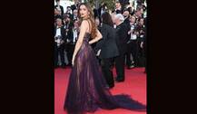  Cannes 2017: રેડ કાર્પેટ પર દિપીકા પર્પલ ગાઉનમાં લાગી Hot! જુઓ PICS