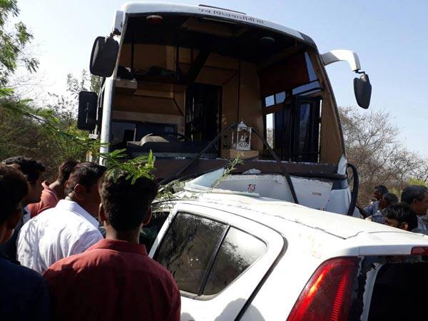 અકસ્માત એટલો ગંભીર હતો કે કાર સંપૂર્ણ રીતે બસના આગળના ભાગમાં ઘૂસી ગઇ હતી અને દોરડા વડે કાર ખેંચી અને બાદમાં મૃતદેહો બહાર કાઢ્યા હતા. કાર પી.આઈ. સિસોદિયાનો પુત્ર જયદીપ ચલાવતો હતો.