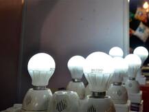 शाहजहांपुर में इंडियन इंडस्ट्रीज एसोसिएशन में महिलाओं के लिए लगाया शिविर, बल्ब बनाने की दी गई ट्रेनिंग