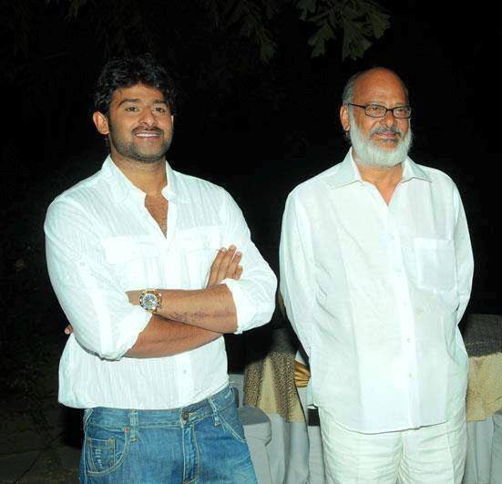 પ્રભાસનો જન્મ 23 ઓક્ટોબર, 1979માં થયો હતો. પ્રભાસના પિતા ઉપ્પલાપતિ સૂર્યનારાયણ રાજૂ સાઉથના ડિરેક્ટર હતા. પ્રભાસ ત્રણ ભાઇ-બહેનોમાં સૌથી નાના છે. 