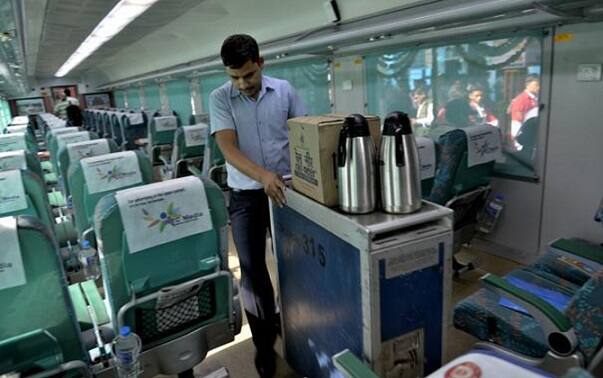 ૨૦ ડબ્બા ધરાવતી તેજસ એક્સપ્રેસમાં ઓટોમેટિક દરવાજા હશે. હાલના સમયે ઓટોમેટિક દરવાજા માત્ર મેટ્રોમાં જ છે. મુંબઈ ગોવા રૂટ પર શરૂ થયા બાદ આ ટ્રેન સેવા દિલ્હી ચંદીગઢ માર્ગ પર પણ શરૂ થઈ શકે છે.