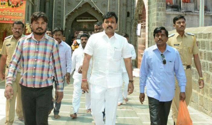  સાંસદે પોલીસ ઓફિસરને કીધું, “તું જાણતો નથી કે હું કોણ છું. તેમણે જોયું કે કોઇએ આ ઘટનાનું વીડિયો રેકોર્ડિંગ શરૂ કરી દીધું હતું, તે છતાંપણ તેમણે પોતાનો બકવાસ ચાલુ રાખ્યો હતો. સાંસદે કેમેરા બંધ કરવા કહ્યું હતું. એક સમયે સાંસદે પોલીસ ઓફિસર વિરુદ્ધ ભ્રષ્ટાચારની ફરિયાદ કરવાની ધમકી પણ આપી હતી. આ નવા વીડિયો પર પ્રતિક્રિયા આપતા બીજેપીના કિરિટ સોમૈયાએ કહ્યું કે આ વીડિયો દર્શાવે છે કે આવા લોકોએ હજુપણ તેમની ભ્રષ્ટ કાર્યપદ્ધતિઓ છોડી નથી. આ ઘટનાની તપાસ કરાવવામાં આવશે. તેમણે એ બાબતે ખેદ વ્યક્ત કર્યો હતો કે NCPના નેતાઓ સુધરવા માંગતા નથી.